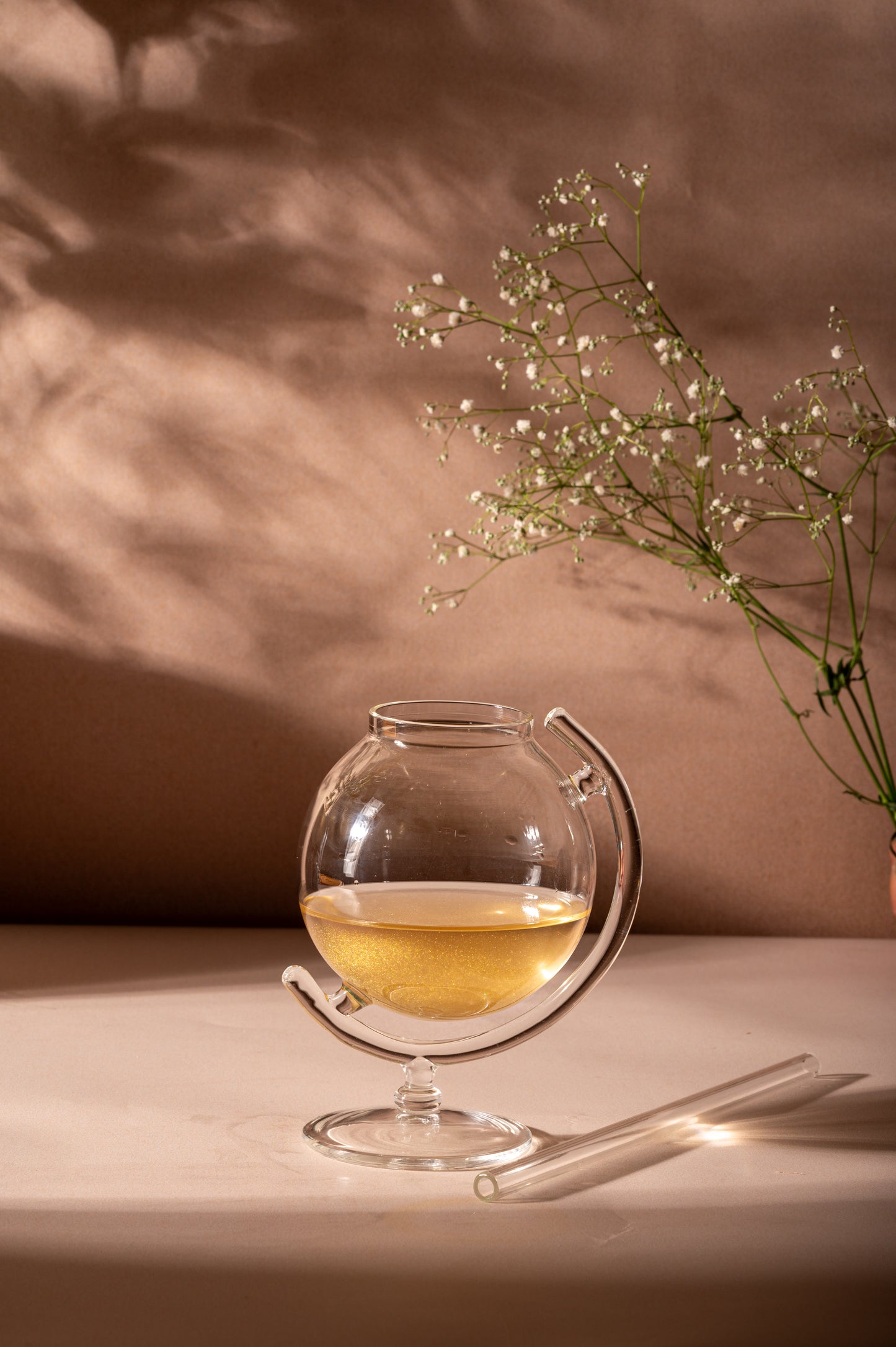 Hunar Globe Glass with Straw